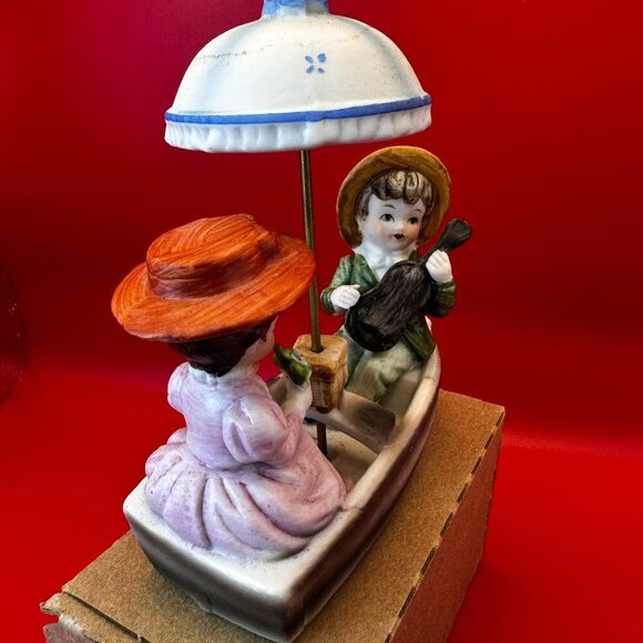 VTG 1960's LEGO BOY AND GIRL IN BOAT w/UMBRELLA, PORCELAIN FIGURINE - Picture 4 of 6